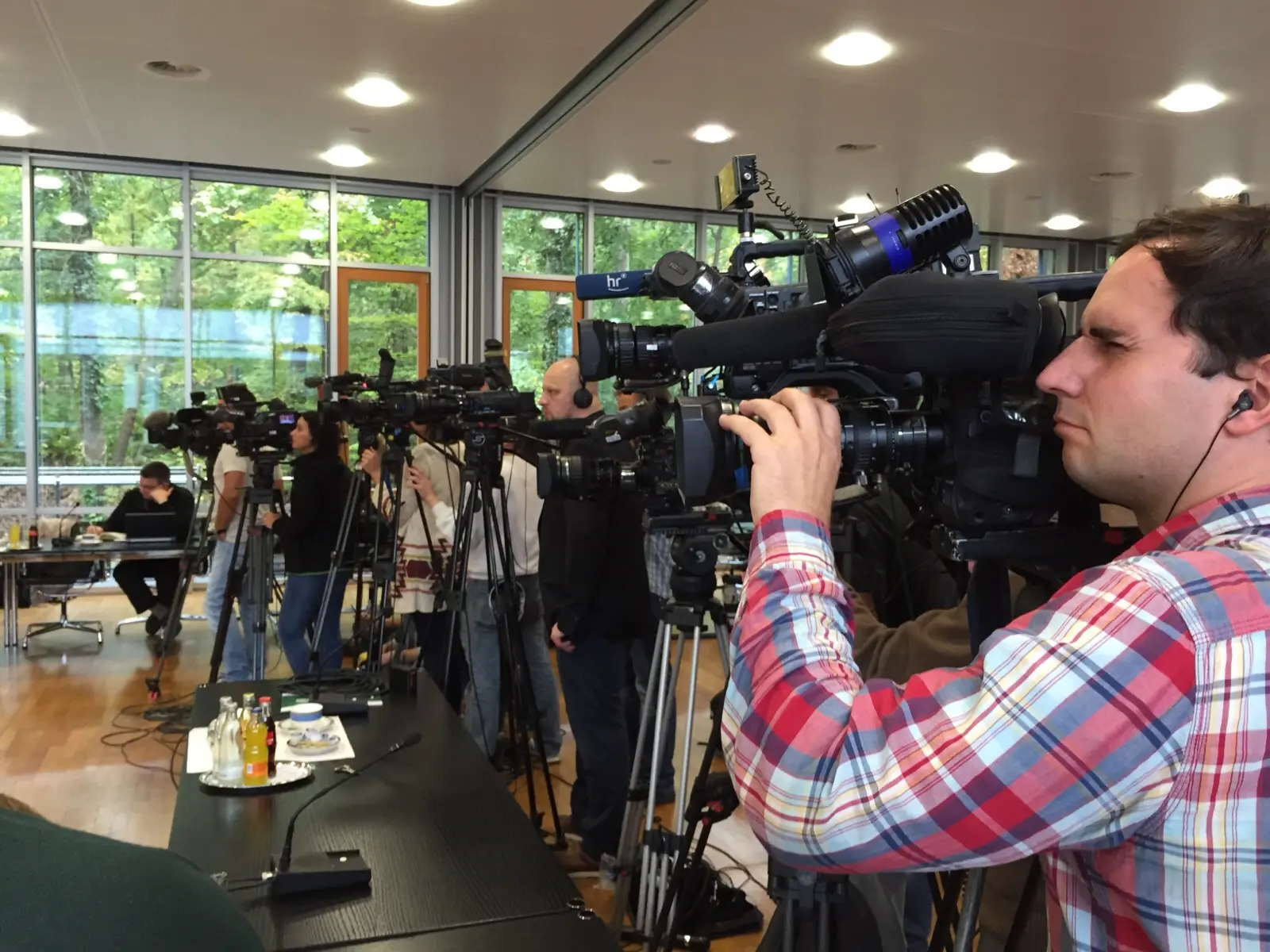 Professioneller Kameramann bei einem Dreh, bereit für eine Live-Übertragung.