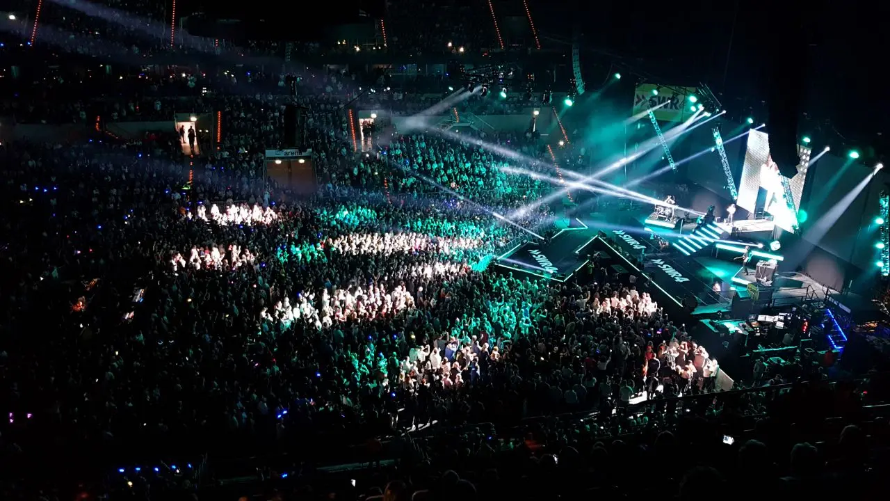 Live-Konzert mit begeistertem Publikum und Bühnenlichtern