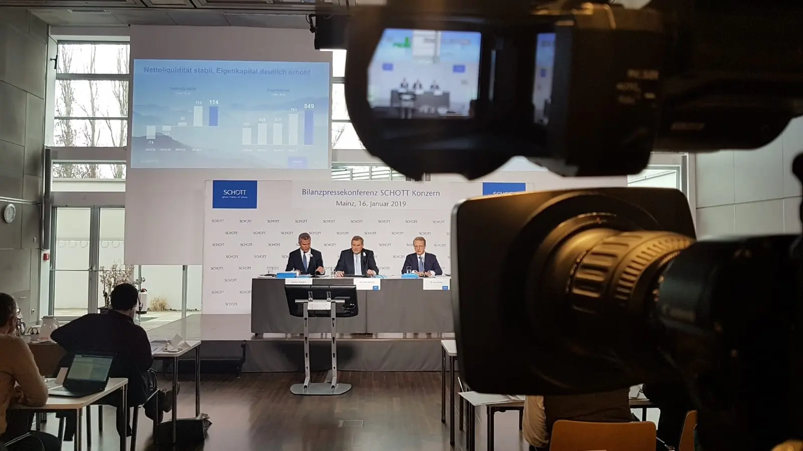 Professionelles Meeting in einem modernen Büro