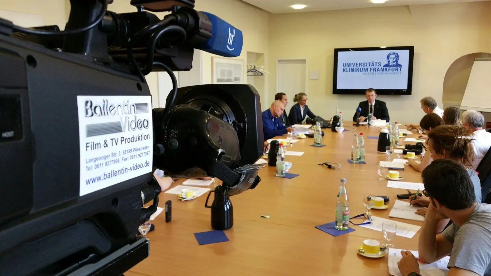 Live-Konzert mit begeistertem Publikum und Bühnenlichtern