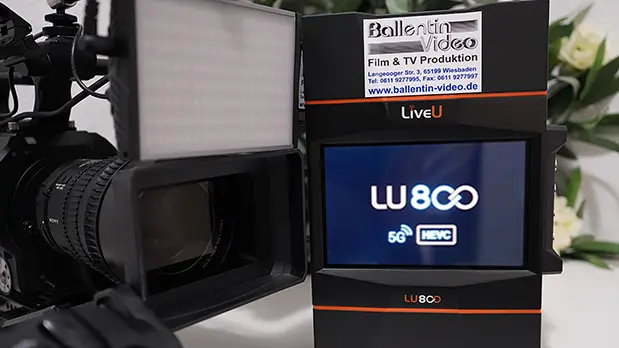 Professionelles Kamerateam bei der Arbeit mit mehreren Kameras für eine 4K-Produktion