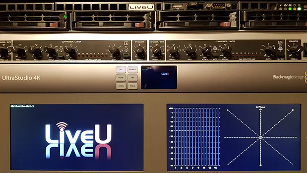 Moderne Server-Racks in einem Rechenzentrum mit blauer Beleuchtung