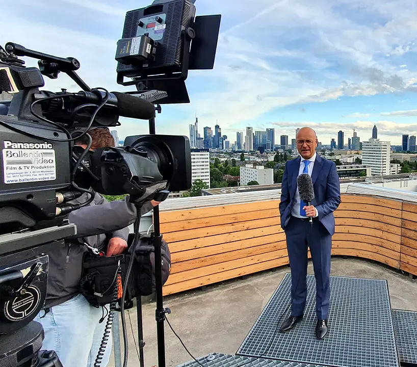 Nachrichtenreporter berichtet live vor Ort
